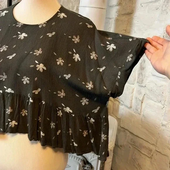 Grade&Gather | Cropped Floral Babydoll Peplum Blouse - Picture 6 of 9